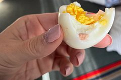 На фотографии вареного куриного яйца заметили отвратительную деталь